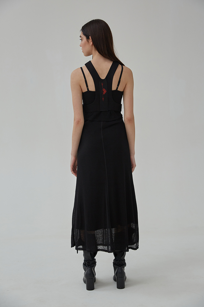 Чорнаа сукня комбінація з декоративним пазлом