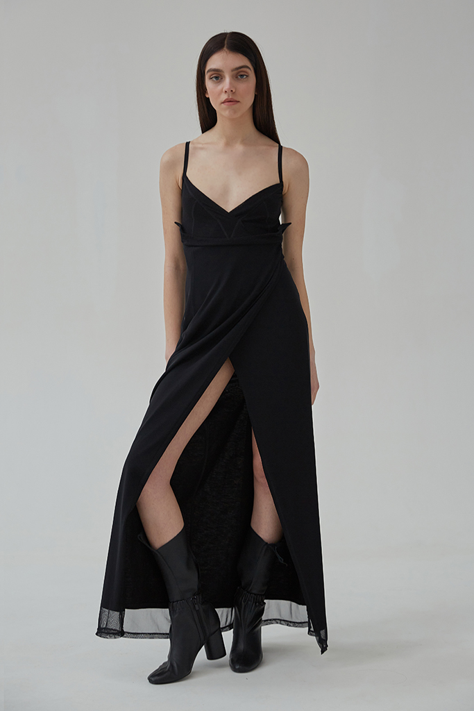 Чорна довга сукня на запах з декоративним пазлом
