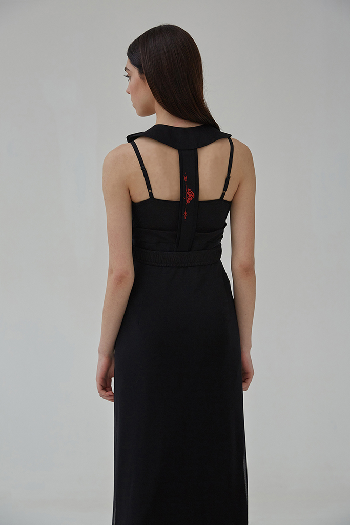 Чорна довга сукня на запах з декоративним пазлом